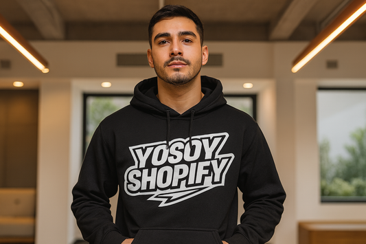 Hombre usando hoodie YOSOYSHOPIFY Monocromático negro