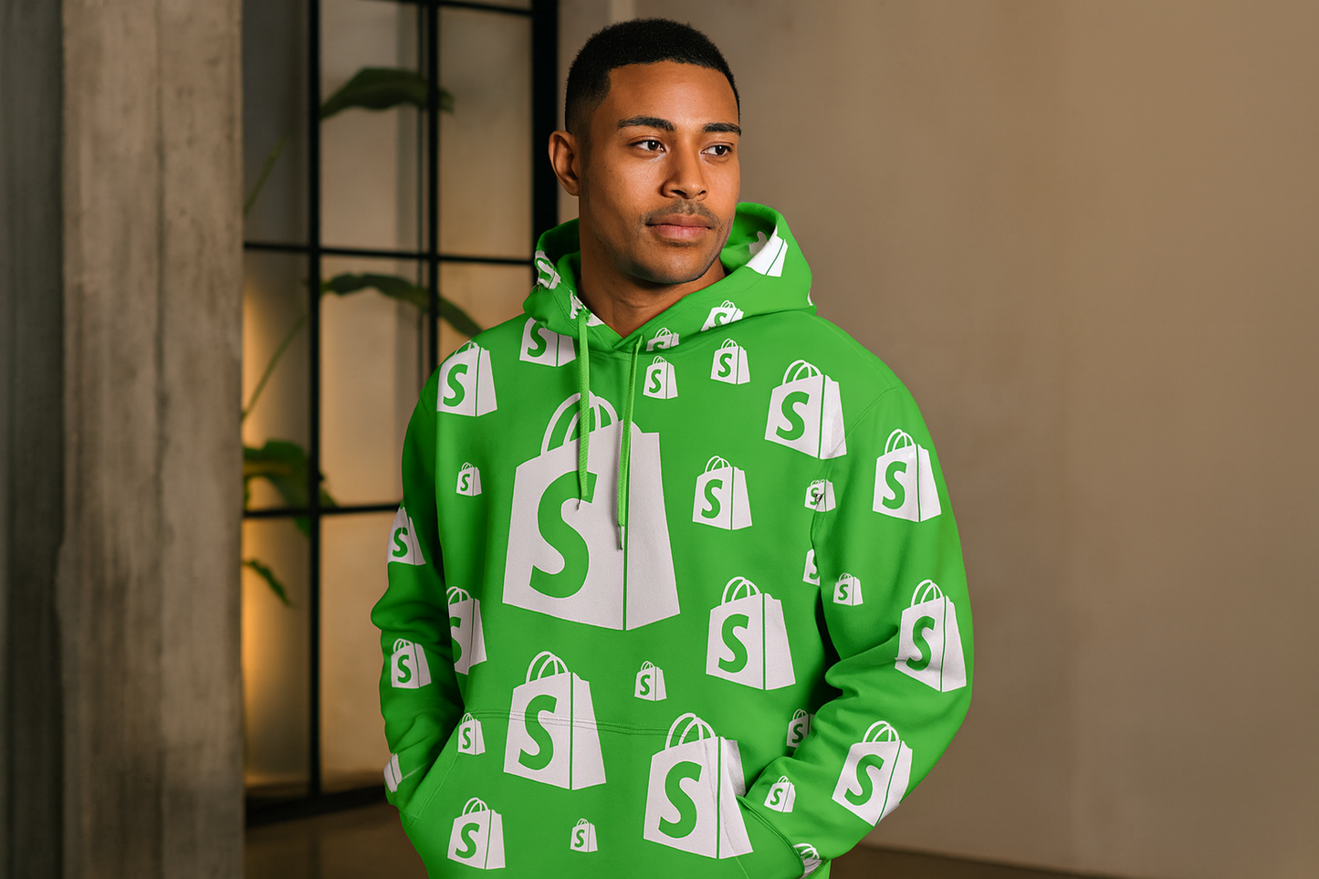 Hombre usando hoodie Shopify all-over verde