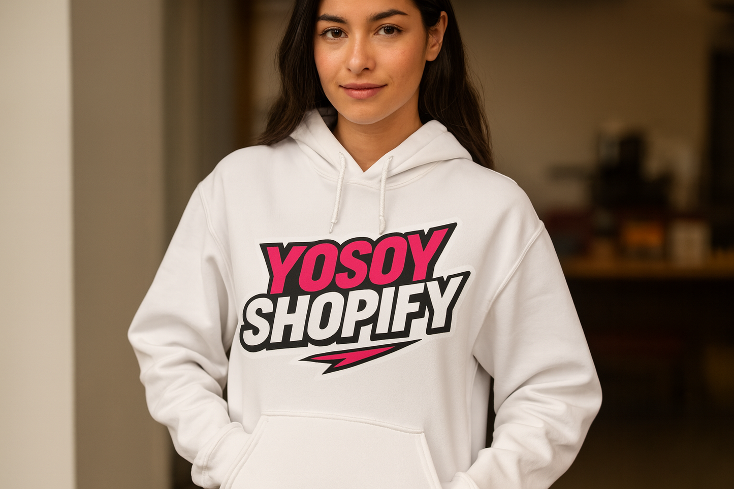 Mujer usando hoodie YOSOYSHOPIFY 2024 blanco