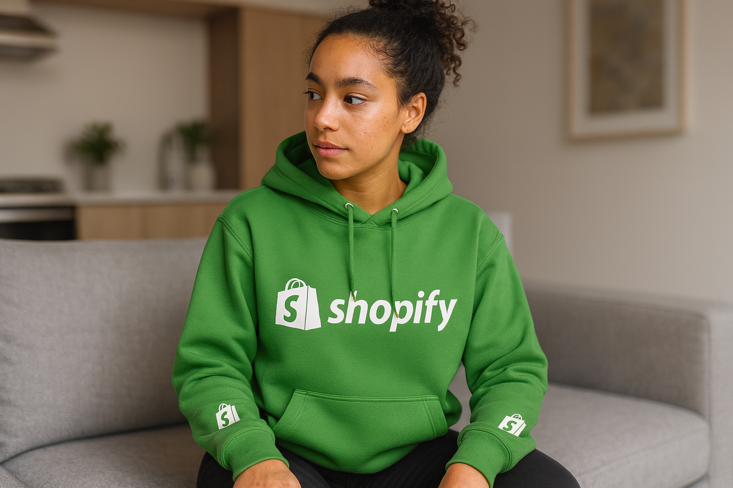 Persona usando hoodie Shopify oficial verde